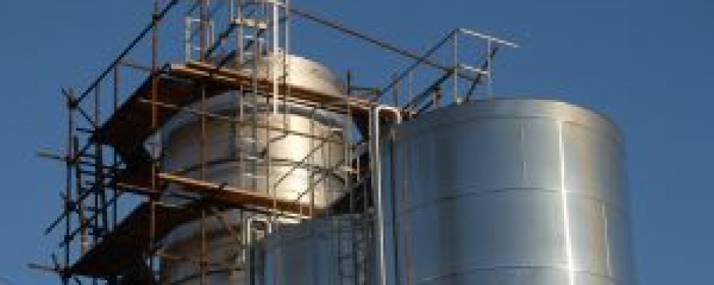 Tank 101 m3 při montáži - Mlékárna TATRA Hlinsko