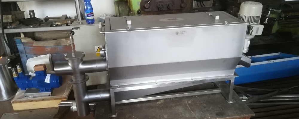 Odpeckovač výpalků s výsypkou, rámem a šoupětem